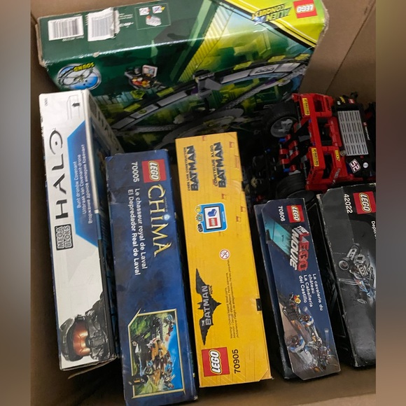 Full legos, as well as assorted pieces and spare parts - Picture 1 of 8